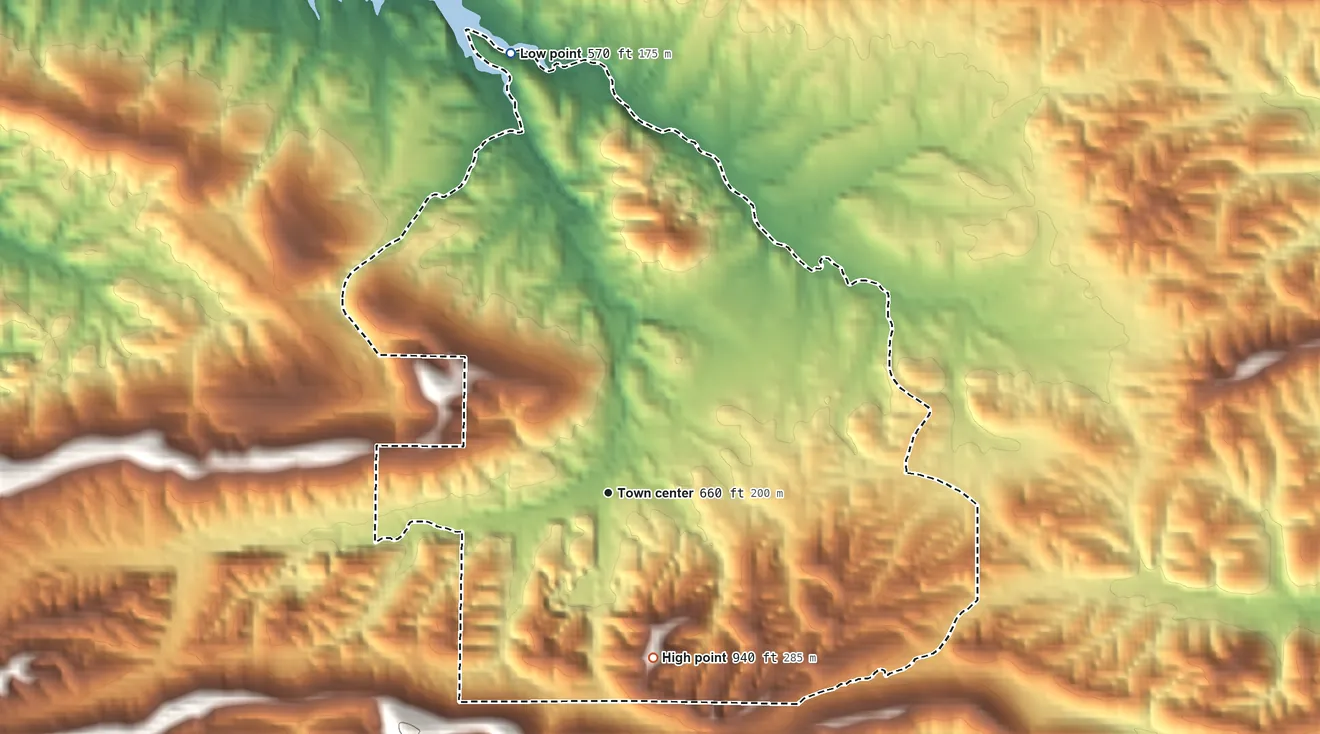 Topographic elevation map of Crystal Springs, Arkansas, shaded from 570 ft on the north side to 940 ft on the south side