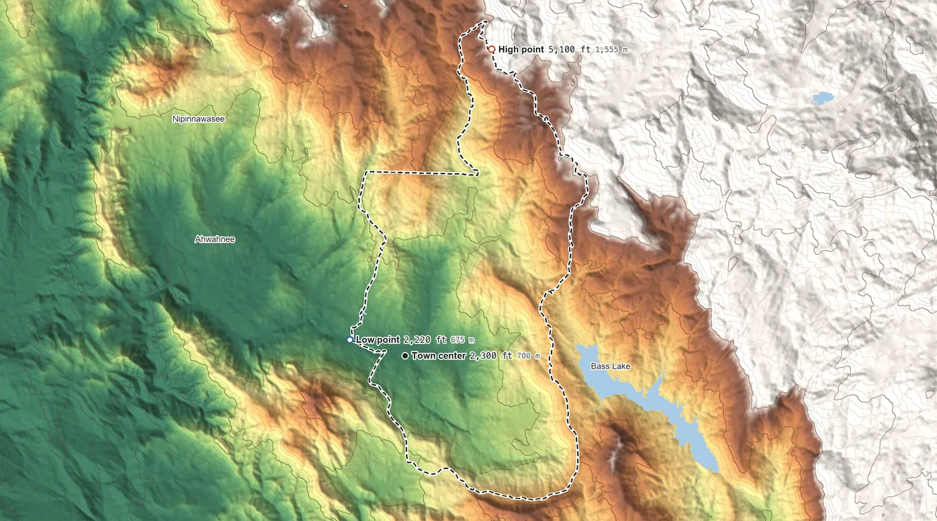 Topographic elevation map of Oakhurst, California, shaded from 2,220 ft on the west side to 5,100 ft at the foot of the Chowchilla Mountains