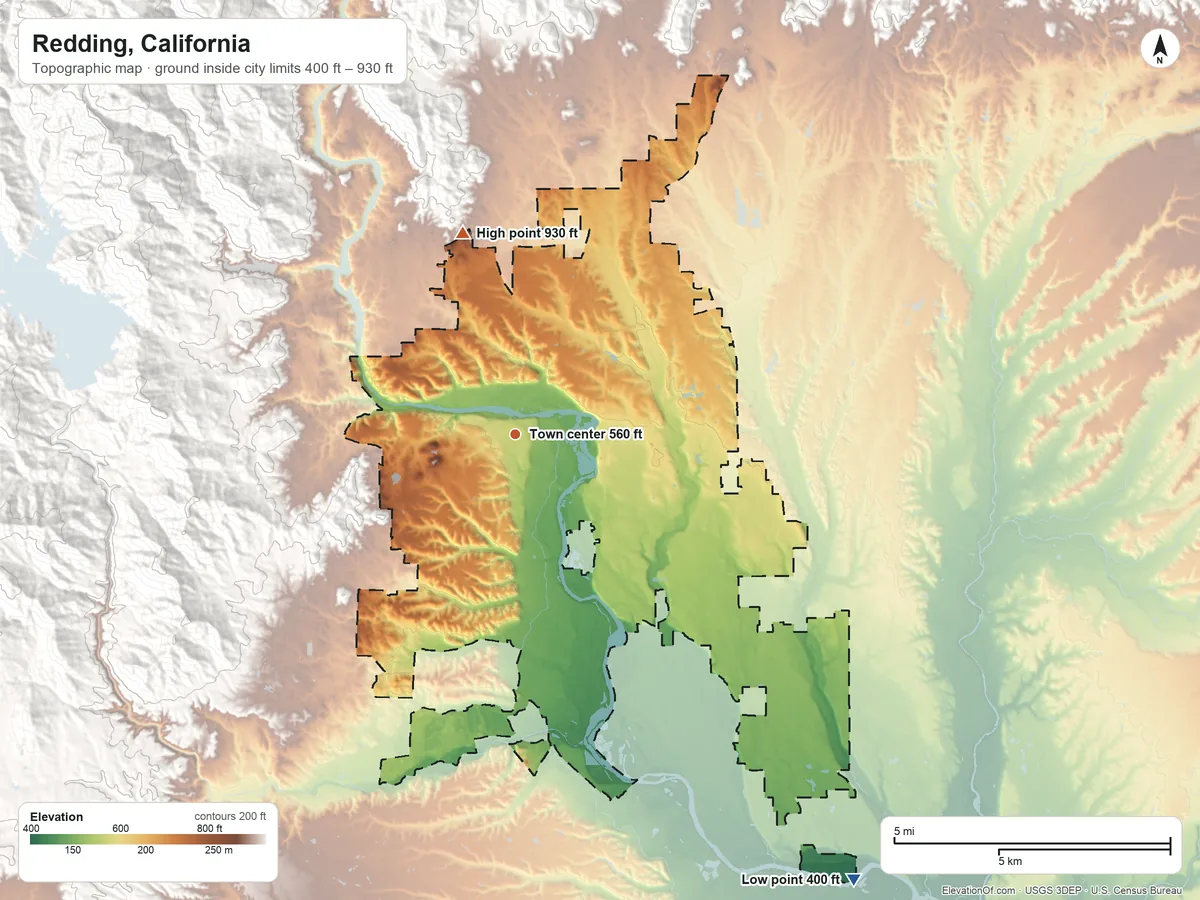 Topographic elevation map of Redding, California, shaded from 400 ft on the southeast side to 930 ft on the north edge, below higher ground just outside