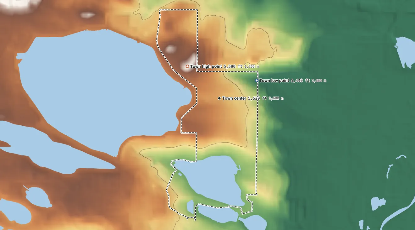Topographic elevation map of Bow Mar, Colorado, shaded from 5,440 ft on the northeast side to 5,590 ft on the northwest side