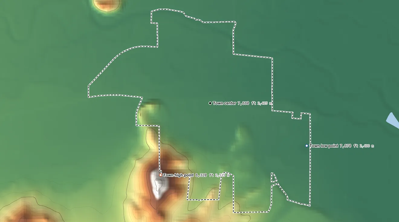 Topographic elevation map of Del Norte, Colorado, shaded from 7,870 ft on the southeast side to 8,320 ft on the southwest edge, below higher ground just outside