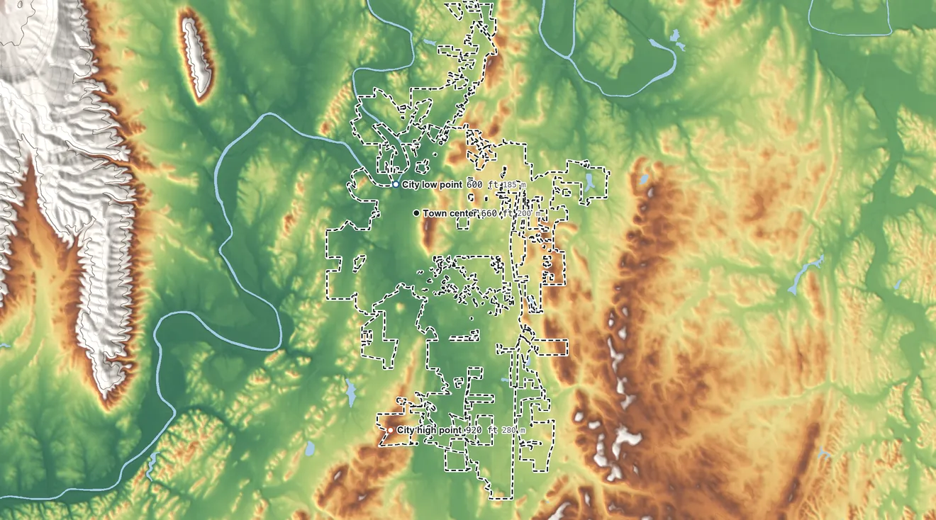 Topographic elevation map of Calhoun, Georgia, shaded from 600 ft near the middle to 920 ft on the south side