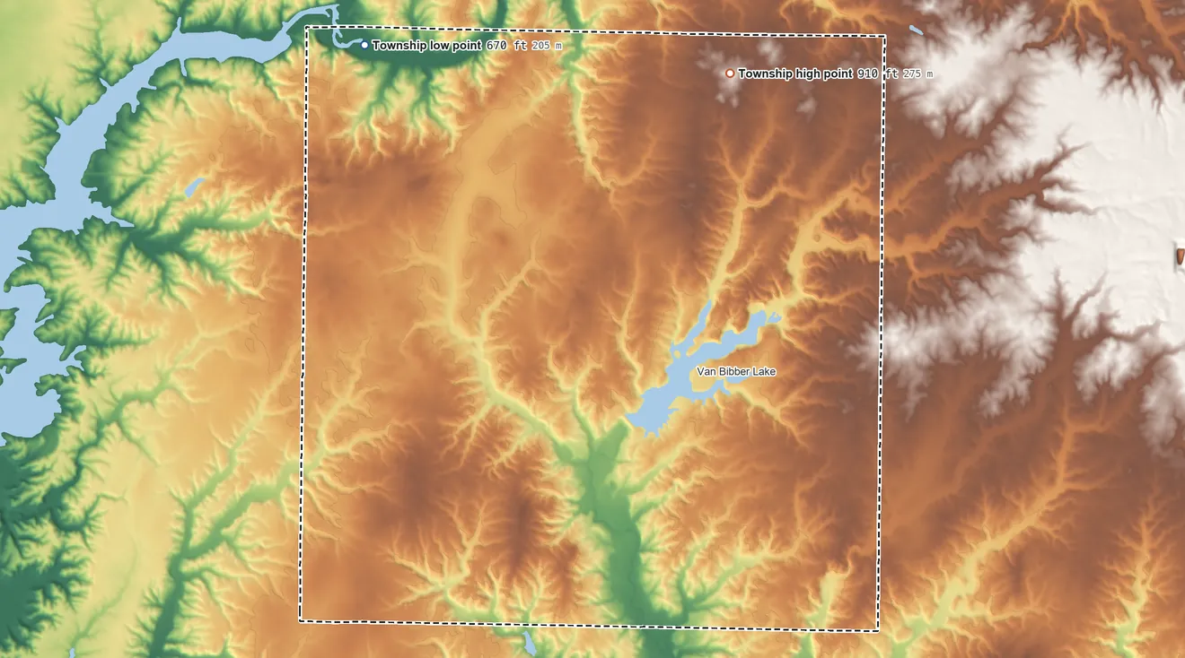 Topographic elevation map of Clinton Township, Putnam County, Indiana, shaded from 670 ft on the northwest side to 910 ft on the north side