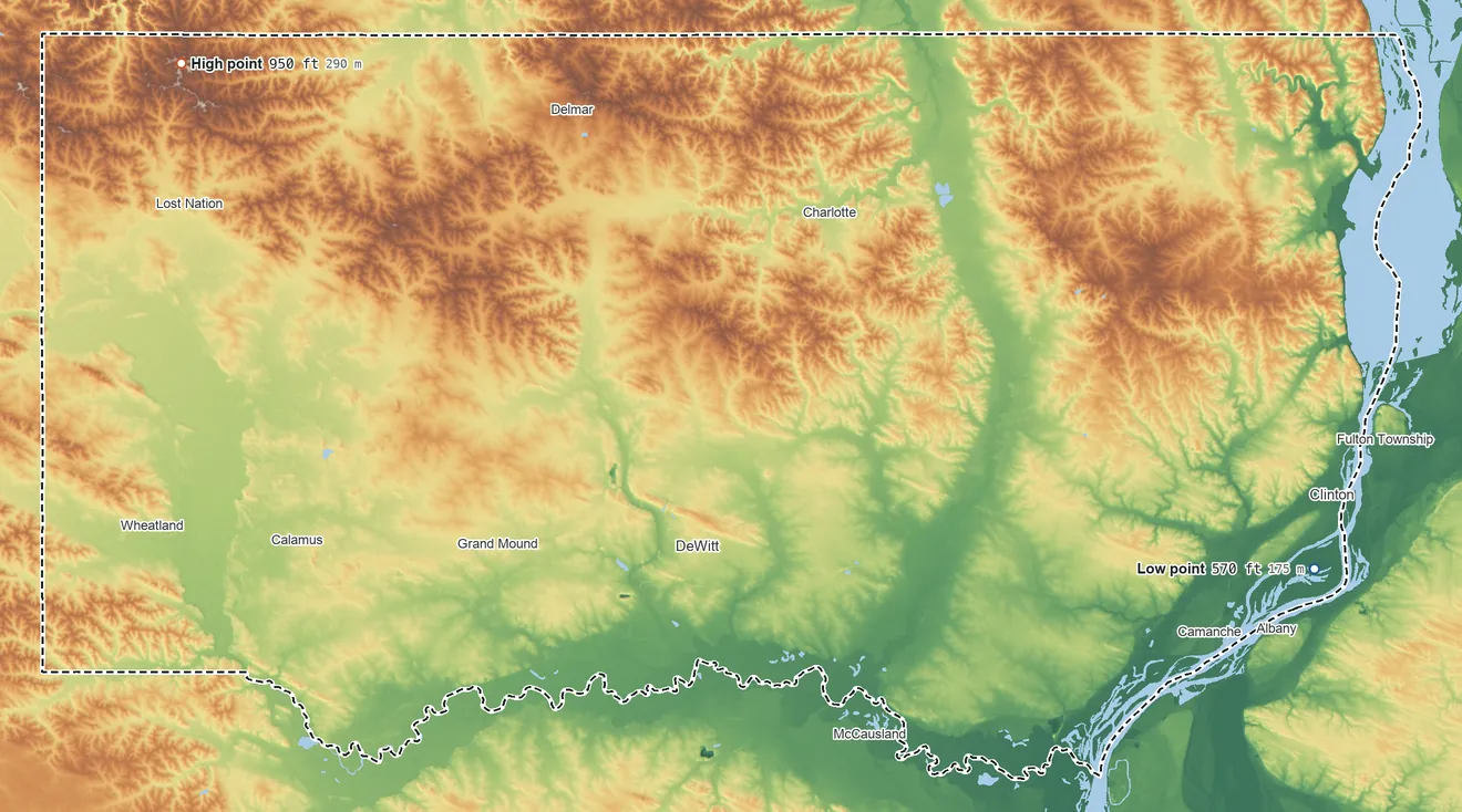 Topographic elevation map of Clinton County, Iowa, shaded from 570 ft on the east side to 950 ft on the northwest side