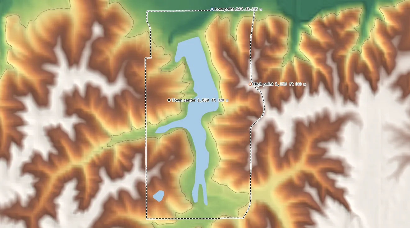 Topographic elevation map of Diamondhead Lake, Iowa, shaded from 940 ft on the northeast side to 1,120 ft on the east side