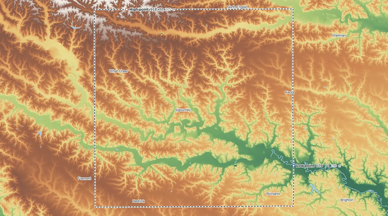 Topographic elevation map of Keokuk County, Iowa, shaded from 620 ft on the southeast side to 910 ft on the northwest side