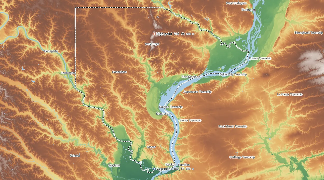 Topographic elevation map of Lee County, Iowa, shaded from 480 ft on the south side to 780 ft on the north side
