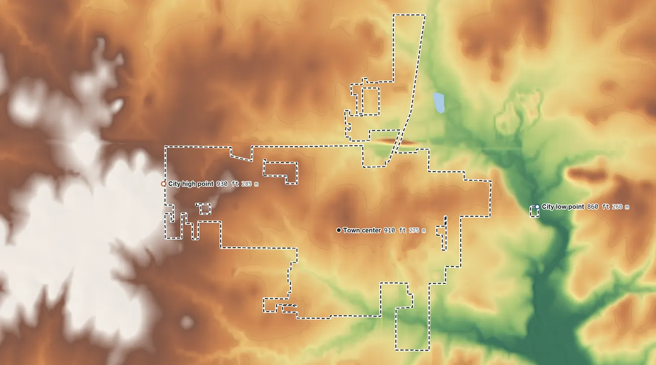 Topographic elevation map of Columbus, Kansas, shaded from 860 ft on the east side to 930 ft on the west side