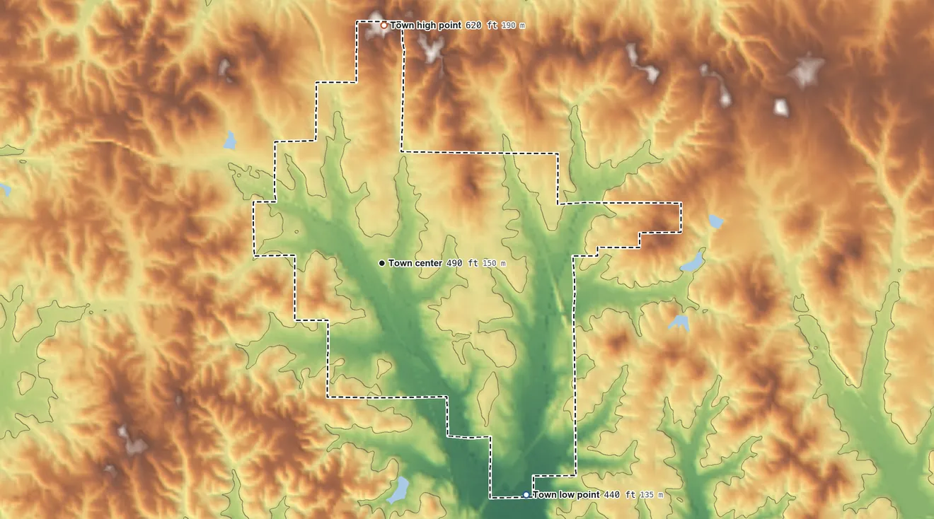 Topographic elevation map of Union, Mississippi, shaded from 440 ft on the southeast side to 620 ft on the north side