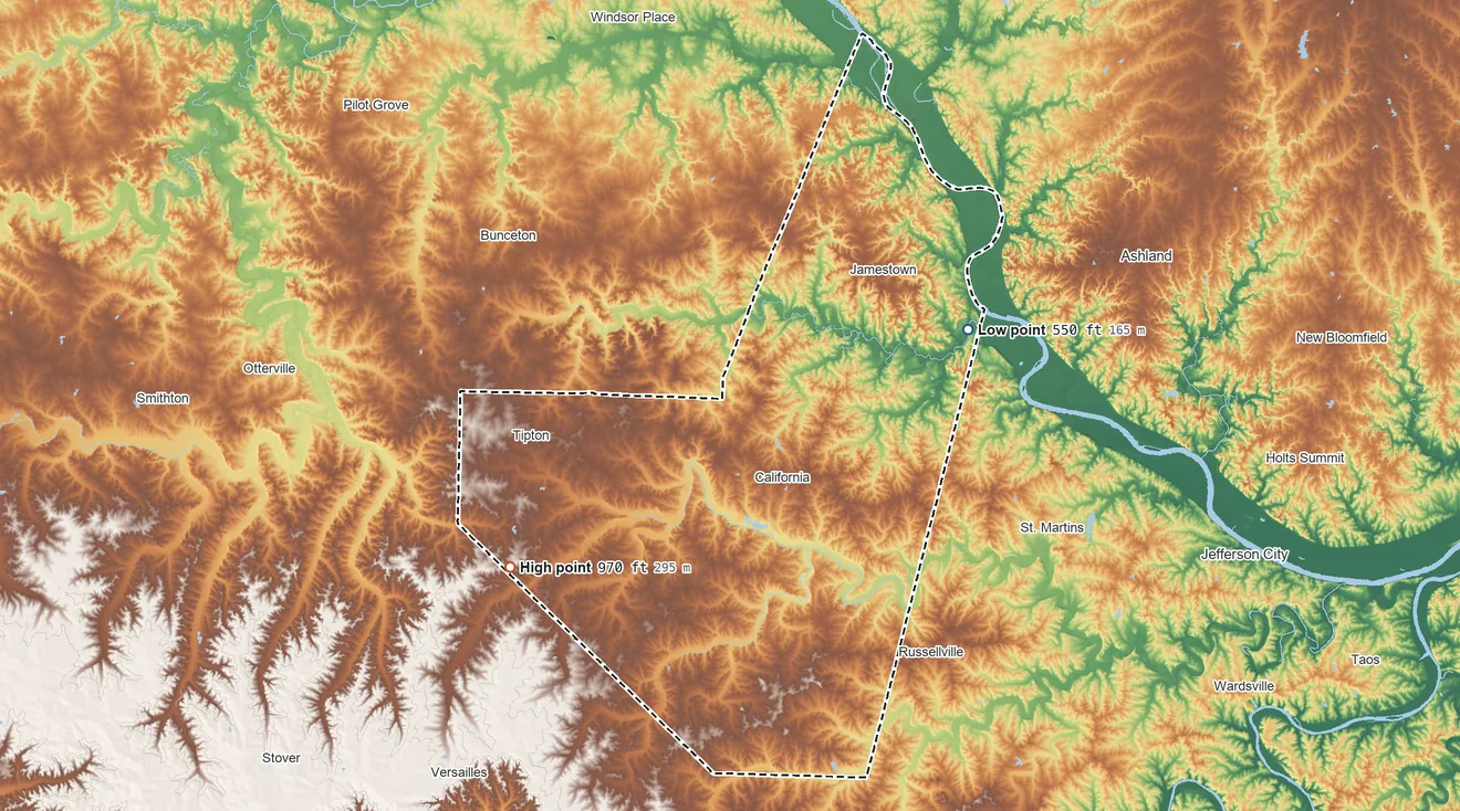 Topographic elevation map of Moniteau County, Missouri, shaded from 550 ft on the east side to 970 ft on the southwest side