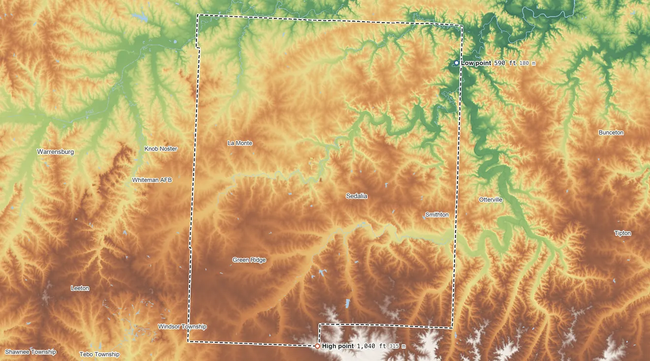 Topographic elevation map of Pettis County, Missouri, shaded from 590 ft on the northeast side to 1,040 ft on the south side