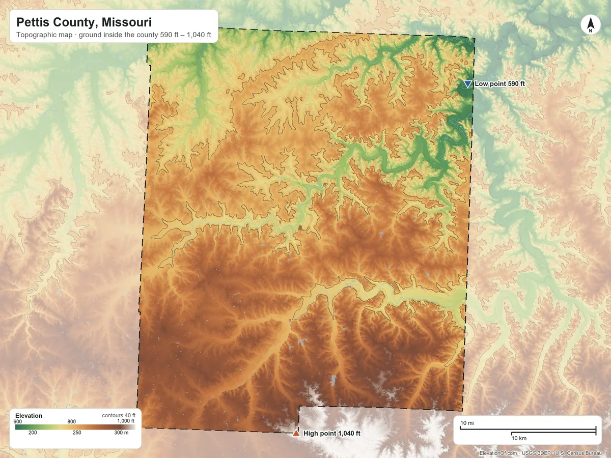 Topographic elevation map of Pettis County, Missouri, shaded from 590 ft on the northeast side to 1,040 ft on the south side