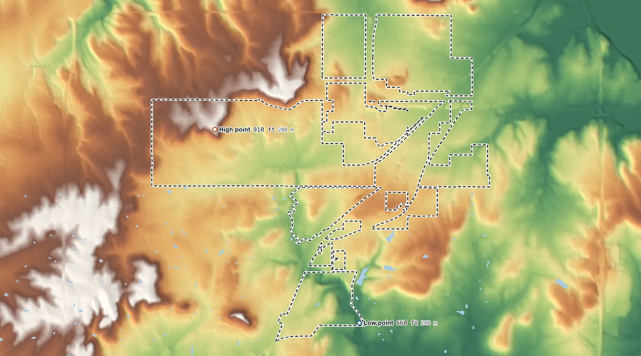 Topographic elevation map of Oakhurst, Oklahoma, shaded from 660 ft on the south side to 910 ft on the west side