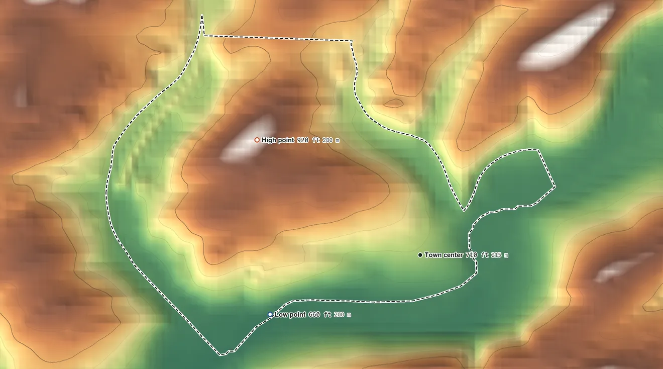 Topographic elevation map of Cumbola, Pennsylvania, shaded from 660 ft on the west side to 920 ft at the foot of the Broad Mountain