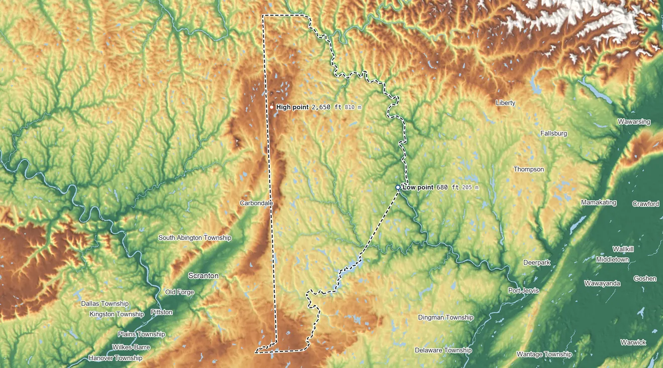 Topographic elevation map of Wayne County, Pennsylvania, shaded from 680 ft on the east side to 2,650 ft on Mount Ararat