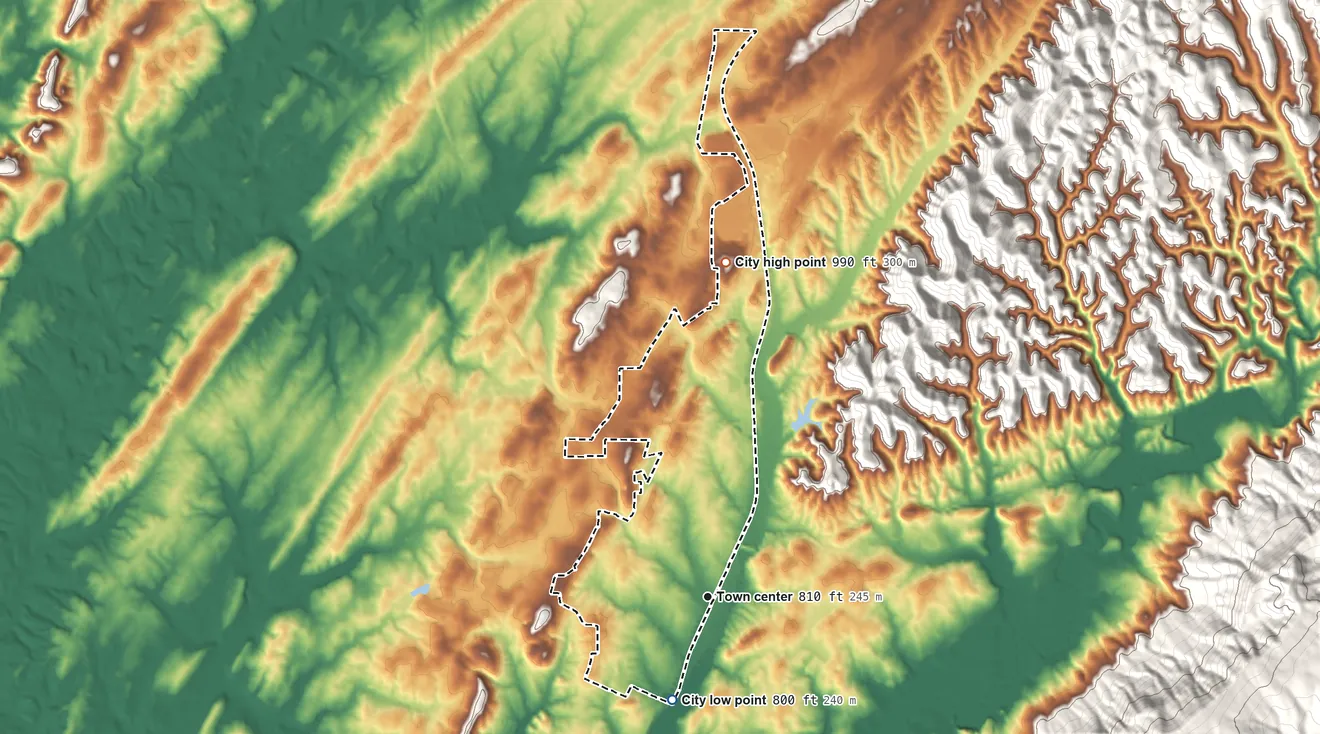 Topographic elevation map of Etowah, Tennessee, shaded from 800 ft on the south side to 990 ft on the north edge, below higher ground just outside