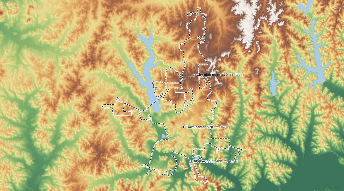 Topographic elevation map of Lexington, Tennessee, shaded from 400 ft on the south side to 620 ft on the north side