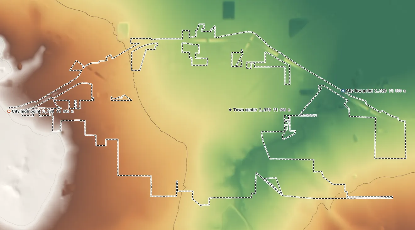 Topographic elevation map of Fort Stockton, Texas, shaded from 2,920 ft on the east side to 3,100 ft on the west side