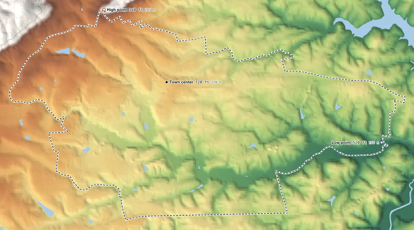 Topographic elevation map of Crozet, Virginia, shaded from 520 ft on the east side to 940 ft at the foot of the Ragged Mountains
