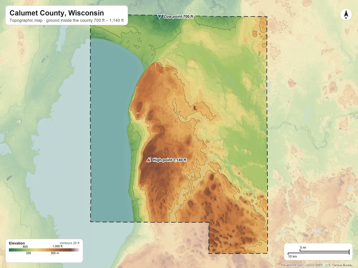Topographic elevation map of Calumet County, Wisconsin, shaded from 700 ft on the north side to 1,140 ft on the southwest side