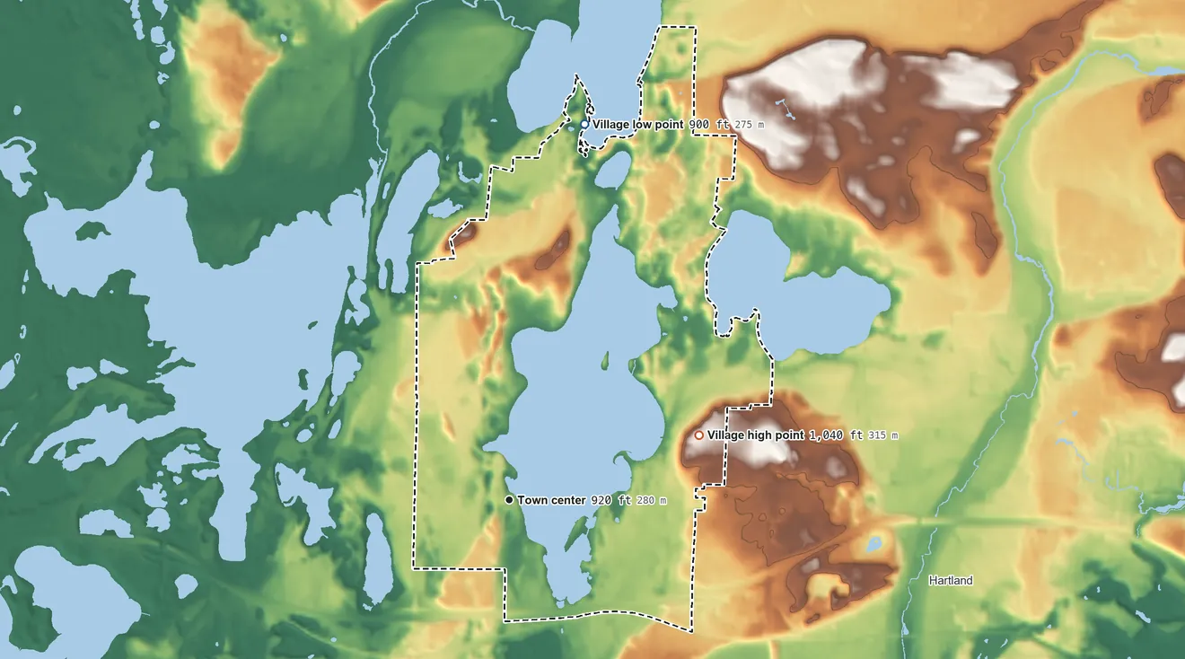 Topographic elevation map of Chenequa, Wisconsin, shaded from 900 ft on the north side to 1,040 ft on the east side