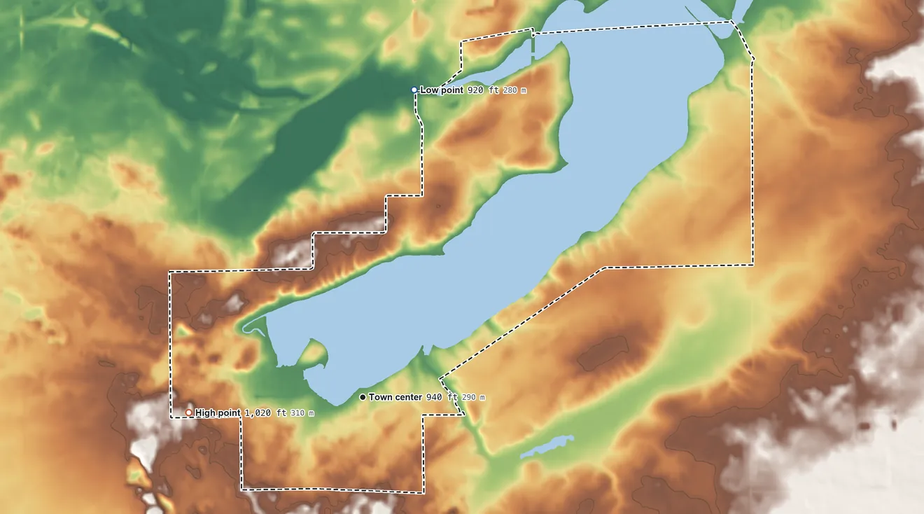 Topographic elevation map of Delavan Lake, Wisconsin, shaded from 920 ft on the north side to 1,020 ft on the west side