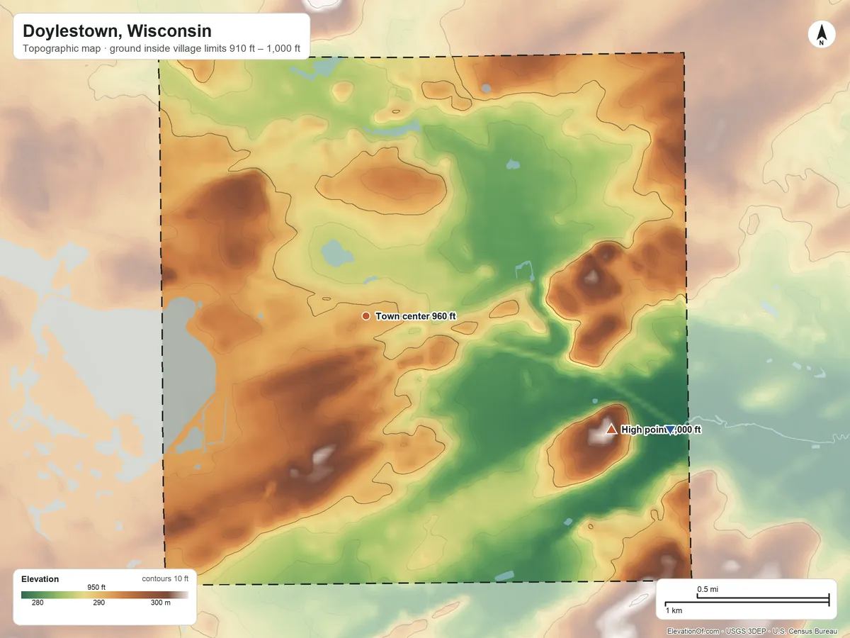Topographic elevation map of Doylestown, Wisconsin, shaded from 910 ft on the east side to 1,000 ft on the southeast side