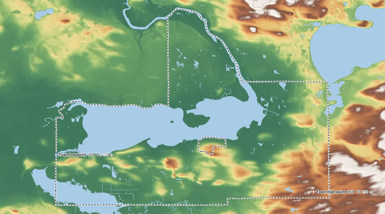 Topographic elevation map of Marquette, Wisconsin, shaded from 760 ft on the west side to 960 ft on the east side