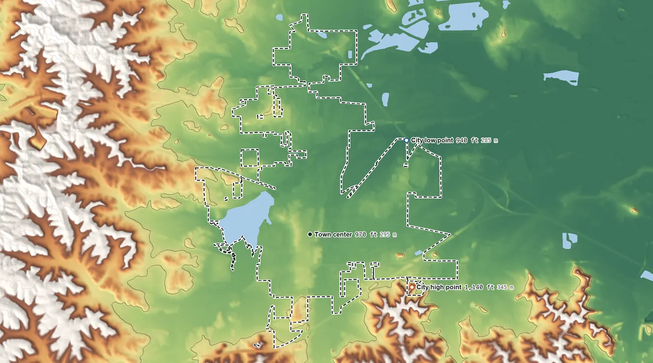 Topographic elevation map of Tomah, Wisconsin, shaded from 940 ft on the northeast side to 1,140 ft on the southeast side